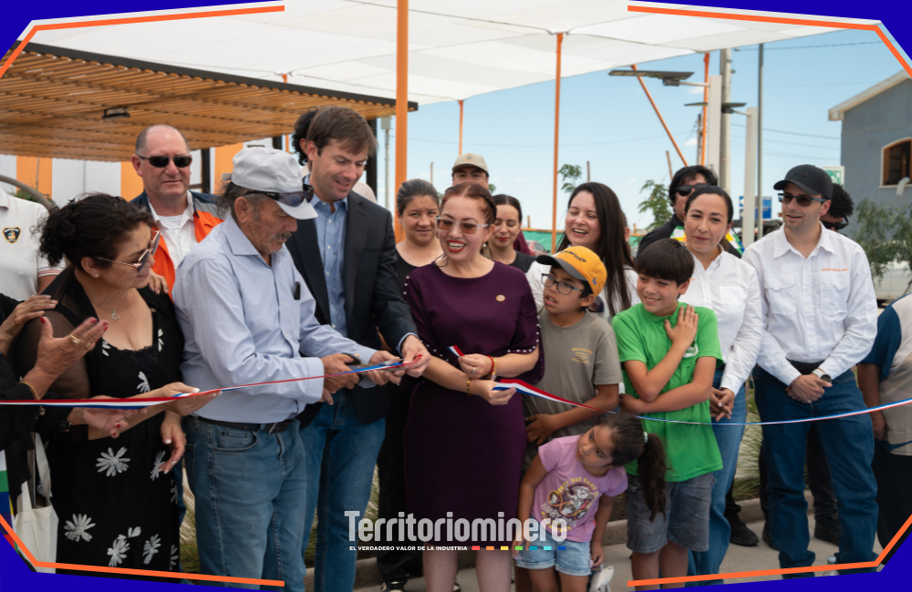 Inauguración de nueva plaza pública en Sierra Gorda con autoridades y ejecutivos de Spence BHP, en el marco de un plan de inversión en infraestructura social.