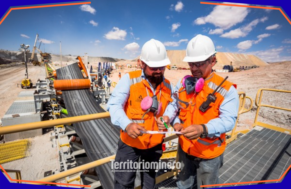 Antofagasta Minerals busca trabajadores en Pelambres, Centinela y Antucoya: revisa las vacantes disponibles Trabajadores revisando equipos en operación minera de cobre en faena del norte de Chile.