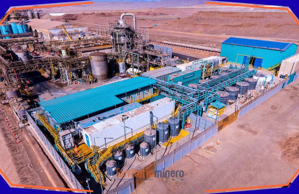 Planta de extracción de litio en el Salar de Atacama con infraestructura modular y monitoreo ambiental en operación minera