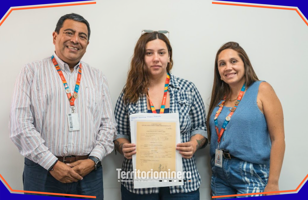 División El Teniente fortalece empleabilidad de trabajadores y familias de empresas contratistas Participantes del programa de El Teniente realizando práctica con camión de alto tonelaje en jornada formativa.