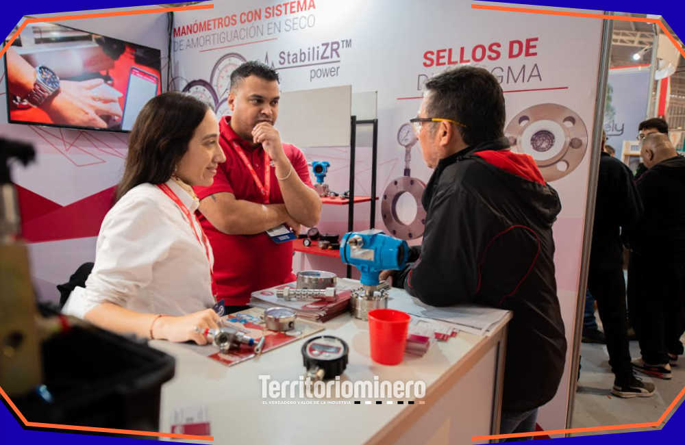 EXPONOR 2026 incorpora promotores técnicos y acerca a estudiantes al funcionamiento real de la industria minera Estudiantes técnico-profesionales participando como promotores en stands de EXPONOR en Antofagasta.