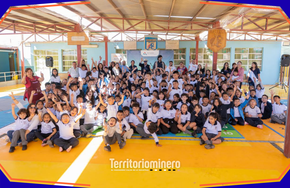 Minera Antucoya reduce ansiedad matemática en niños de María Elena con innovador programa educativo Niños de María Elena aprenden matemáticas jugando en patio educativo con plataformas lúdicas impulsadas por Minera Antucoya