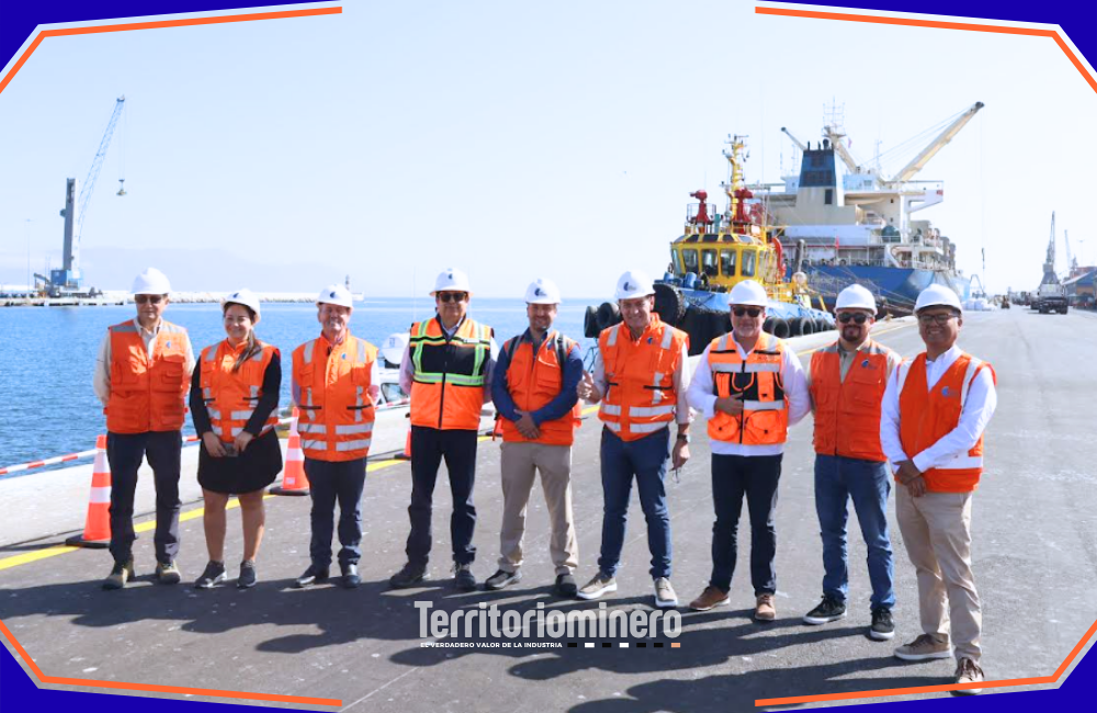 Delegación de Argentina y Brasil pone foco en Puerto Antofagasta como hub regional Delegación de empresarios de Argentina y Brasil recorriendo instalaciones de Puerto Antofagasta durante visita oficial.