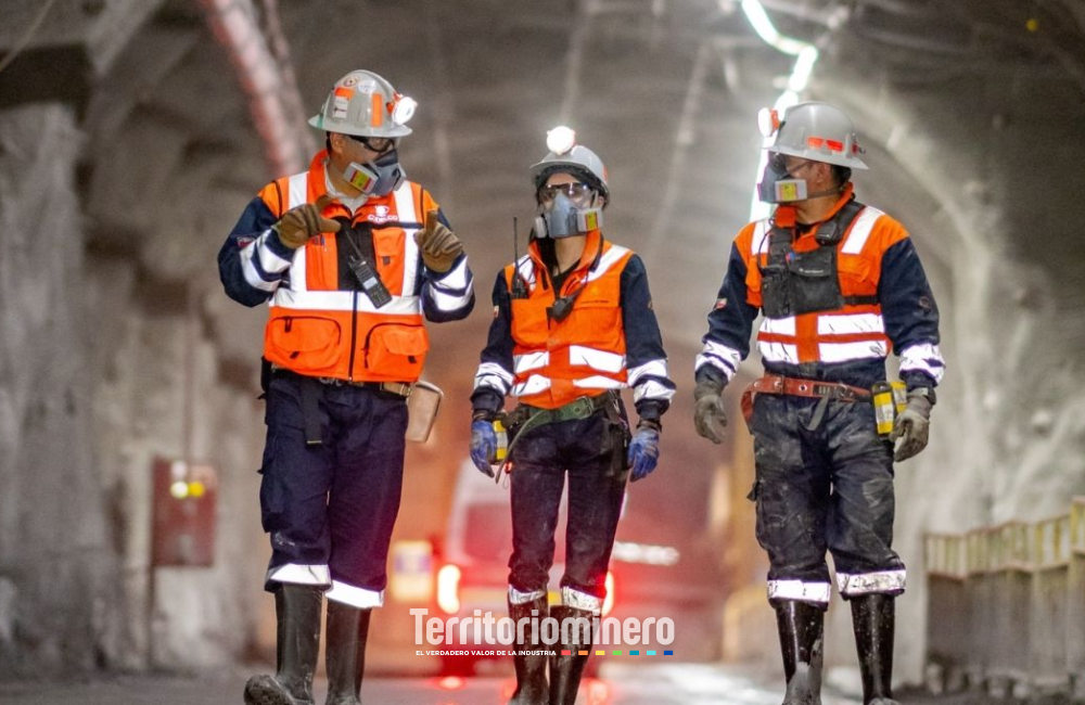 Codelco busca talento minero para Antofagasta, Valparaíso y O’Higgins Trabajadores de Codelco desarrollan labores en una operación minera de la estatal.