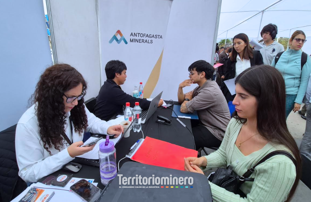 Feria laboral de Antofagasta Minerals convoca a 3 mil personas por más de 500 empleos mineros Feria laboral de Antofagasta Minerals reúne postulantes regionales para acceder a empleos mineros y asesorías laborales.