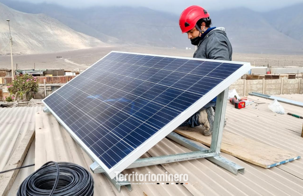Vecinos de Michilla participan en proyectos comunitarios de energía solar, educación y salud impulsados junto a Minera Centinela.