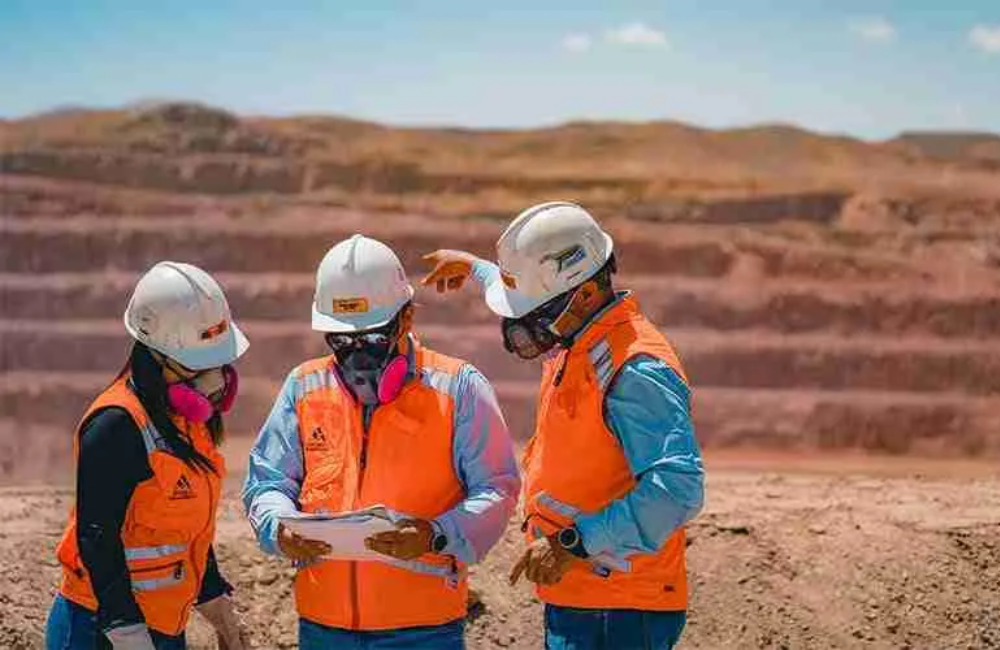 Antofagasta Minerals publica nuevas ofertas laborales para sus diversas operaciones Trabajadores mineros vinculados a oportunidades laborales de Antofagasta Minerals