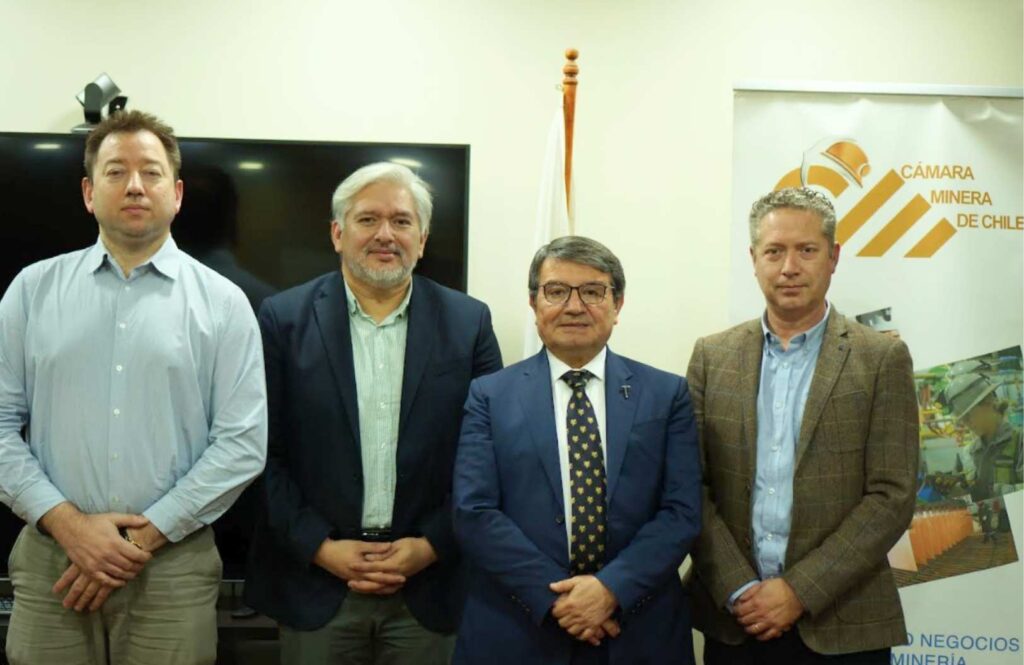Cámara Minera y UNAB impulsan formación para minería del futuro Representantes de la Cámara Minera de Chile, Universidad Andrés Bello y Metaproject durante reunión para impulsar alianza formativa en minería del futuro.
