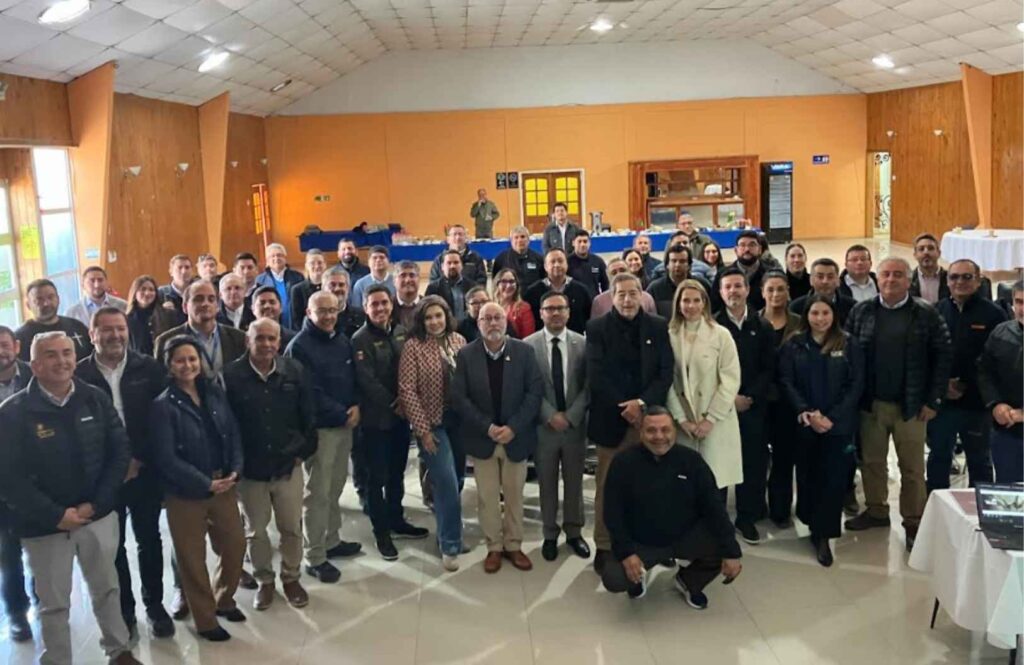 Cluster Minero de Atacama lleva agenda de inversión a Huasco Autoridades, empresas mineras y proveedores participan en sesión del Cluster Minero de Atacama realizada en Vallenar, Provincia de Huasco.