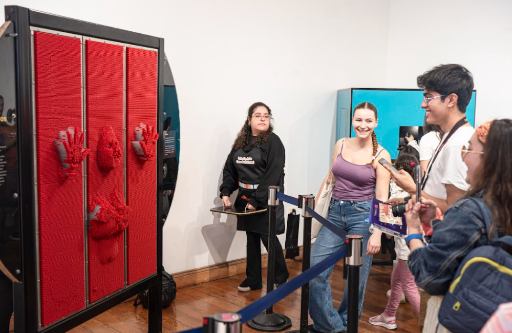 Más de 15 mil personas viven ciencia interactiva en Iquique Familias y estudiantes participan en la exposición interactiva El Despertar de los Sentidos en la Sala de Arte Casa Collahuasi de Iquique.