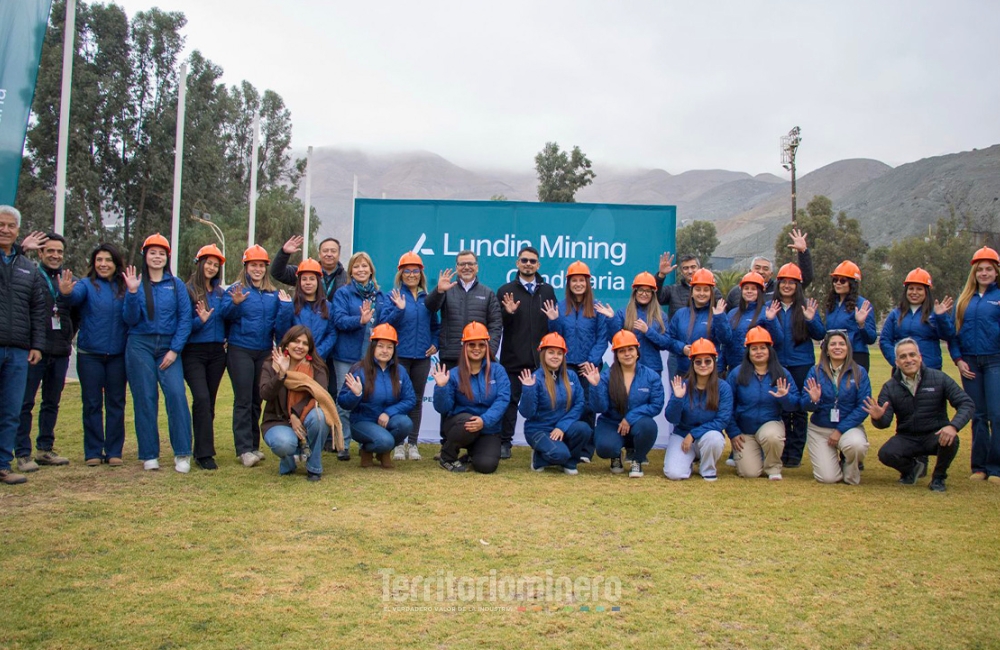 Mujeres de Tierra Amarilla entran a la ruta minera de Candelaria Mujeres de Tierra Amarilla reciben cascos durante el lanzamiento del Programa de Aprendices para Relevos Mina de Lundin Mining Candelaria.