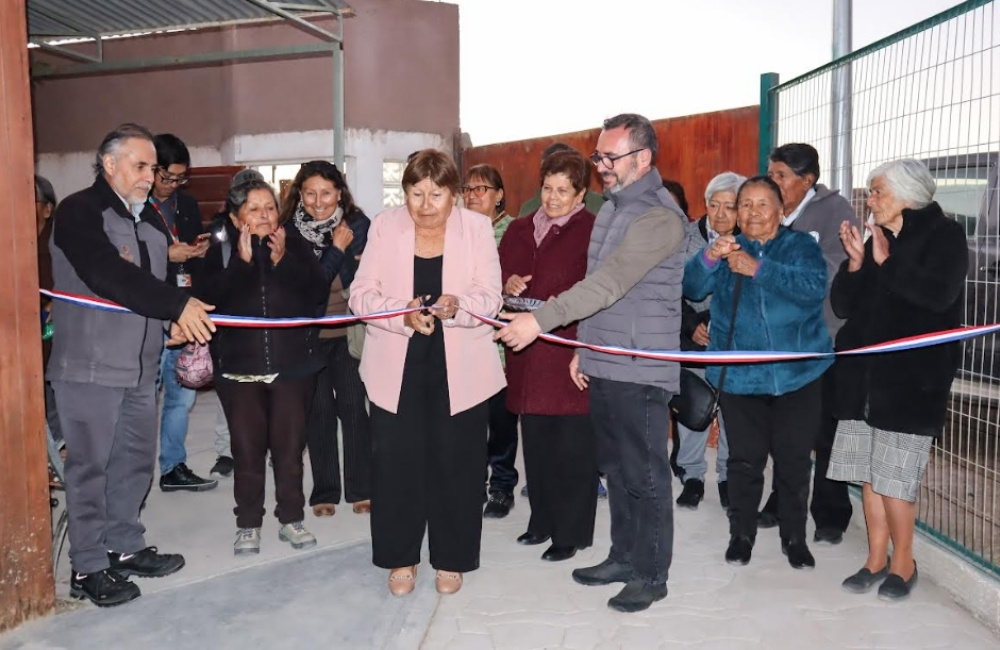 Chiu-Chiu recupera espacio de encuentro para sus adultos mayores Socios y socias del Club de Adultos Mayores Renacer reunidos en el nuevo espacio comunitario habilitado en Chiu-Chiu, con quinchos, bancas, sombrillas y luminarias.