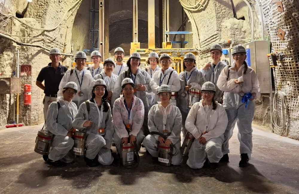 Karin Bustamante durante el Mining Forum de Berlín, recorriendo una instalación tecnológica o junto a la delegación de Women in Mining Chile.