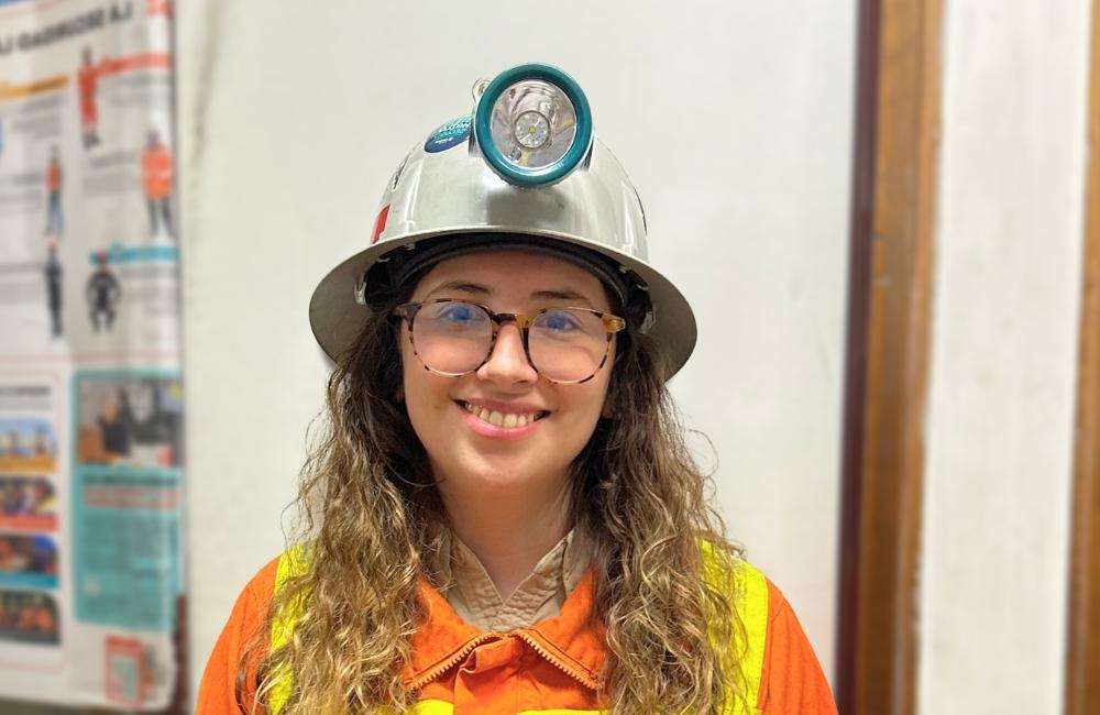 Karin Bustamante: “La minería del futuro será mucho más colaborativa e interdisciplinaria” Karin Bustamante integró la delegación de Women in Mining Chile que participó en el Mining Forum y recorrió instalaciones tecnológicas en Alemania.