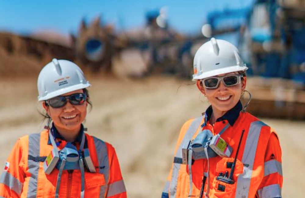 Minería y diversidad: el desafío ahora es retener el talento Trabajadoras y trabajadores participan en equipos diversos dentro de empresas y operaciones de la minería chilena.