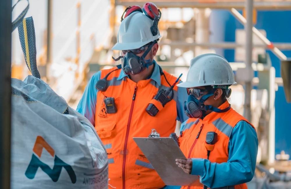 Antofagasta Minerals busca talento minero para Centinela, Antucoya y Zaldívar Trabajadores mineros en una operación de Antofagasta Minerals en la Región de Antofagasta.