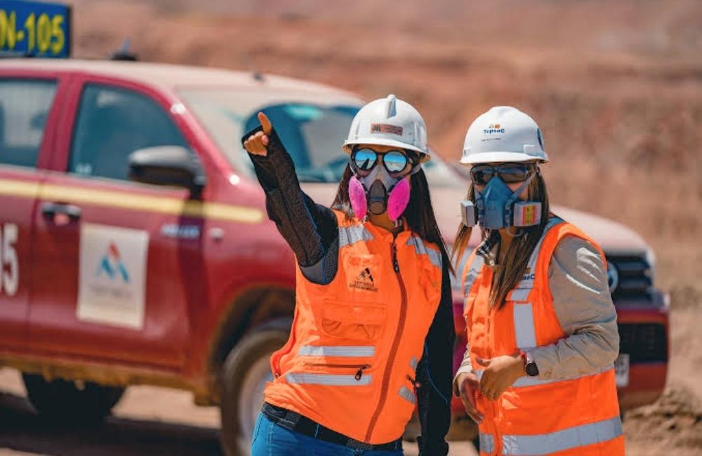 Antofagasta Minerals abre 28 oportunidades para sumarse a la gran minería Trabajadores en faena minera revisan oportunidades laborales disponibles en operaciones de Antofagasta Minerals.