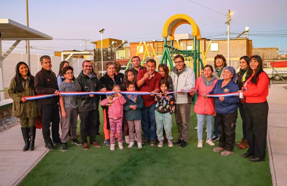 Ministro Hales recupera espacio público en Calama para más de 200 familias Vecinos y niños del sector Francisco Segovia utilizan la nueva plaza recuperada junto a División Ministro Hales en Calama.