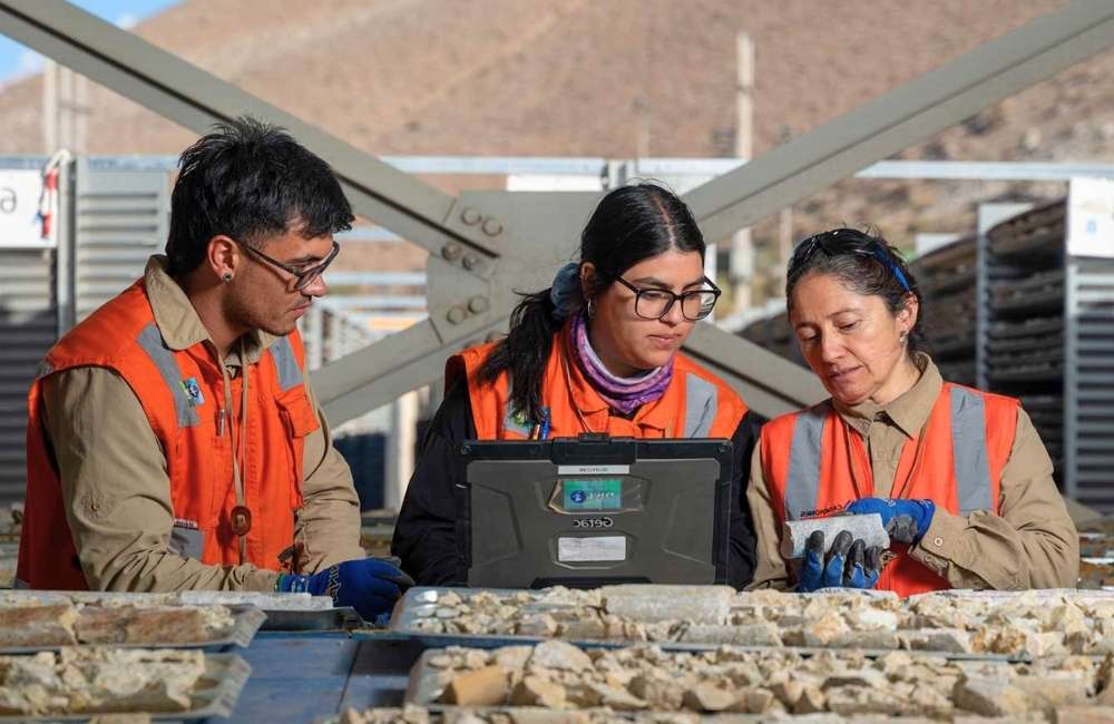 Lundin Mining abre vacantes en Atacama para Caserones y Candelaria Profesionales de la minería trabajando en una faena de Lundin Mining en la Región de Atacama.