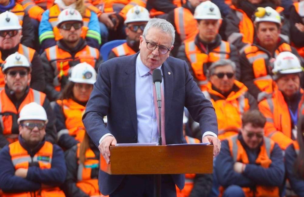 Gobierno deja en Codelco el 100% de sus utilidades 2025 El Gobierno autorizó que US$2.422 millones correspondientes a las utilidades 2025 permanezcan íntegramente en Codelco para respaldar proyectos y continuidad operacional.