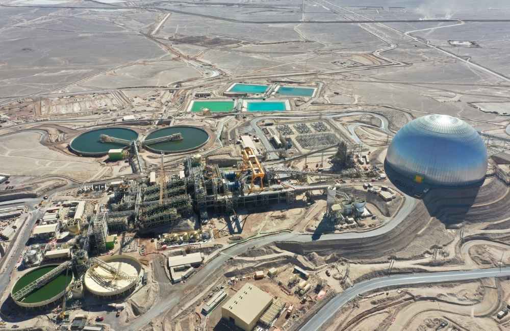 Spence ingresa al SEIA proyecto por US$318 millones para optimizar relaves Operación minera de Spence en Antofagasta, que ingresó al SEIA un proyecto de US$318 millones para optimizar su depósito de relaves.