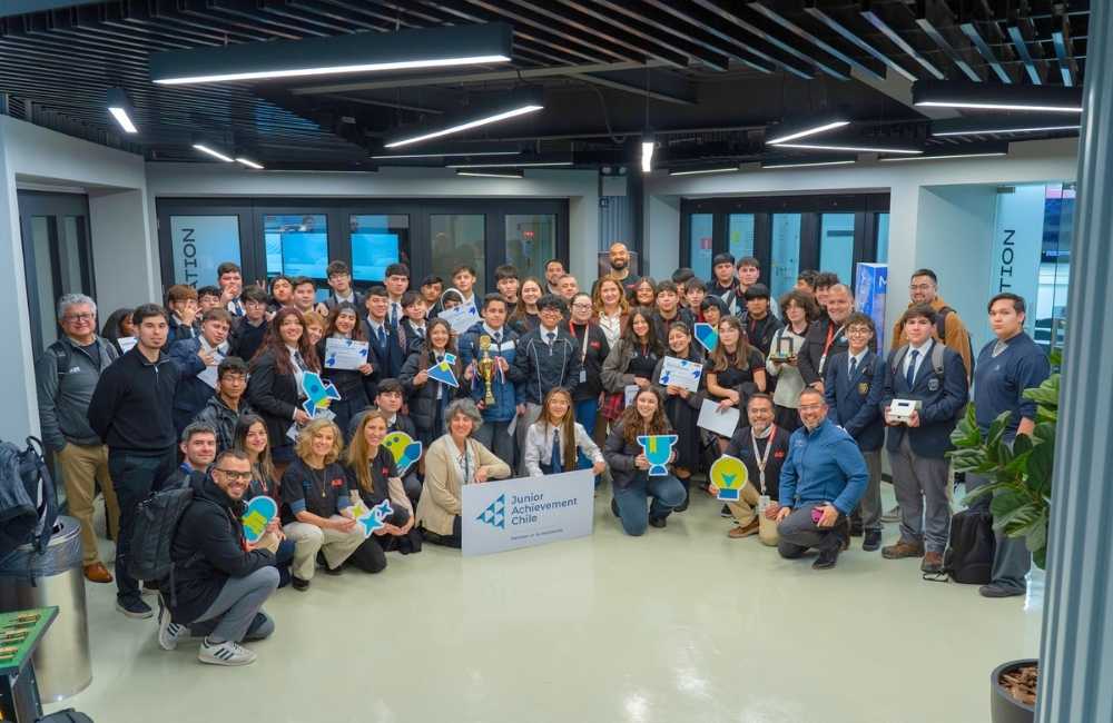 De las aulas a la industria: estudiantes técnicos desarrollan soluciones junto a ABB Estudiantes técnico-profesionales participan en Innovation Camp junto a profesionales de ABB en Chile.
