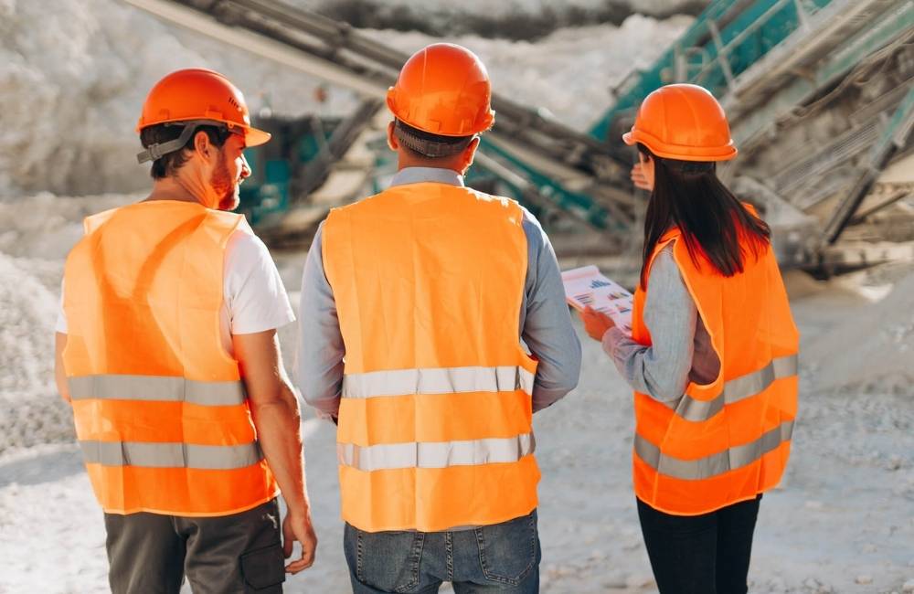 Fluor incorpora contratistas desde el diseño para dar certeza a megaproyectos mineros Equipo de Fluor trabajando en planificación e ingeniería de megaproyectos mineros