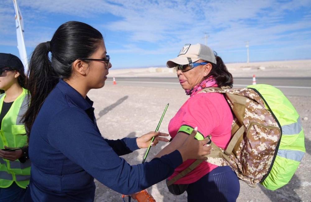Peregrinos reciben apoyo preventivo de Minera El Abra durante caminata hacia Ayquina por Ruta 21-CH.