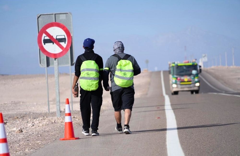 Peregrinación a Ayquina: El Abra instala punto de seguridad e hidratación en Ruta 21-CH Peregrinos reciben apoyo preventivo de Minera El Abra durante caminata hacia Ayquina por Ruta 21-CH.