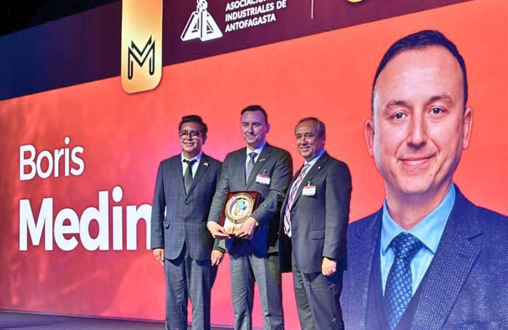 Boris Medina recibe Premio Radoslav Razmilic de la AIA por su aporte a la minería de Antofagasta Boris Medina, presidente de Minera El Abra, recibió el Premio Radoslav Razmilic de la AIA por su aporte regional.